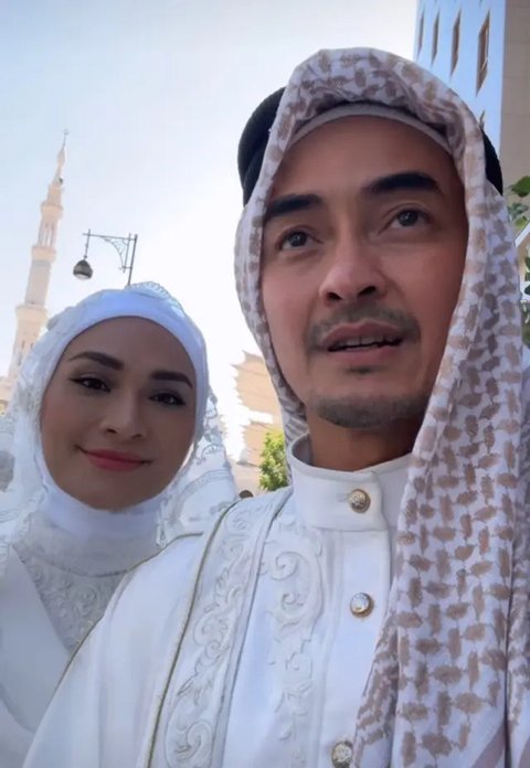 Potret Pernikahan Zumi Zola dan Putri Zulhas di Depan Masjid Nabawi, Dinikahkan Ustaz Adi Hidayat, Romantis Bikin Baper