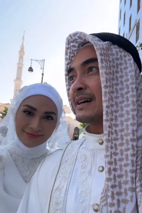 Potret Pernikahan Zumi Zola dan Putri Zulhas di Depan Masjid Nabawi, Dinikahkan Ustaz Adi Hidayat, Romantis Bikin Baper