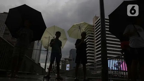 FOTO: Potret Anak-Anak Pengojek Payung di Antara Gedung Bertingkat Jakarta