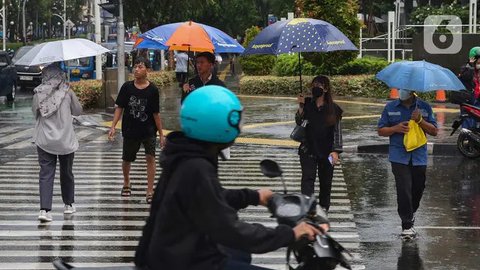 FOTO: Potret Anak-Anak Pengojek Payung di Antara Gedung Bertingkat Jakarta