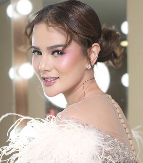 7 Potret Astrid Tiar di Trending Awards, Tampilan Berkelas dengan Gaun Blink-Blink dan Makeup Flawless