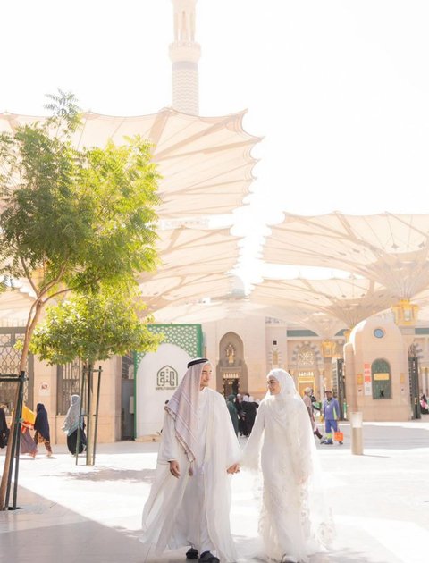 7 Momen Sakral dan Haru dari Pernikahan Zumi Zola dan Putri Zulhas di Masjid Nabawi, Maskawin Logam Mulia 13 Gram