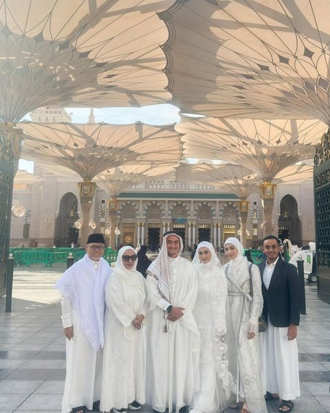 7 Momen Sakral dan Haru dari Pernikahan Zumi Zola dan Putri Zulhas di Masjid Nabawi, Maskawin Logam Mulia 13 Gram