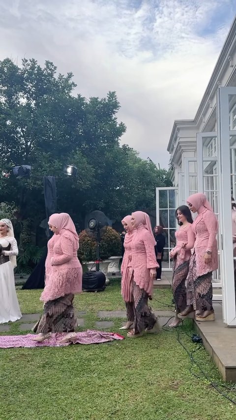 Potret Geng Mamayu Kompak Hadir Pakai Kebaya Pink di Gender Reveal Lesti Kejora, Cantik dan Anggun Semua