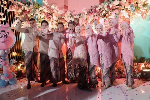 Potret Geng Mamayu Kompak Hadir Pakai Kebaya Pink di Gender Reveal Lesti Kejora, Cantik dan Anggun Semua