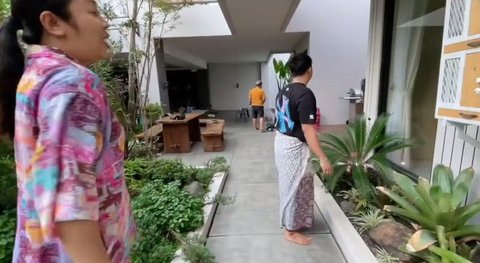 Soimah Sambangi Rumah Denny Caknan di Ngawi, Suasana Penuh Tawa saat Diajak Keliling