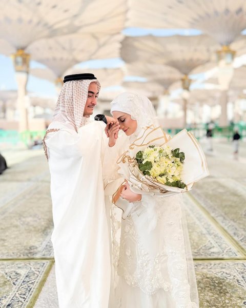 7 Momen Akad Nikah Zumi Zola dan Putri Zulhas di Masjid Nabawi Madinah, Dihadiri Keluarga dan Sahabat