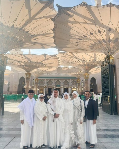 7 Momen Akad Nikah Zumi Zola dan Putri Zulhas di Masjid Nabawi Madinah, Dihadiri Keluarga dan Sahabat