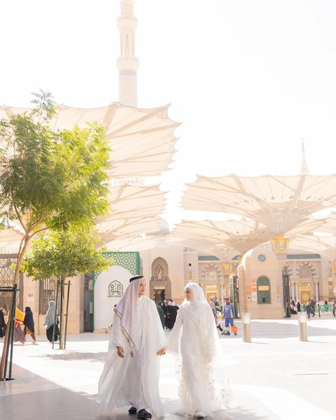 7 Momen Akad Nikah Zumi Zola dan Putri Zulhas di Masjid Nabawi Madinah, Dihadiri Keluarga dan Sahabat