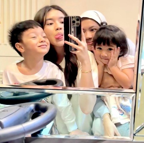 Kompaknya 2 Putri Haldy Sabri Foto Bareng Anak-Anak Irish Bella, Pose Gemas dengan Adik Sambung