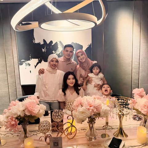 Kompaknya 2 Putri Haldy Sabri Foto Bareng Anak-Anak Irish Bella, Pose Gemas dengan Adik Sambung