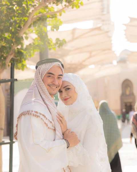 Telah Resmi Menikah, Potret Mesra Zumi Zola dan Putri Zulkifli Hasan yang Serasi Banget - Pose di Depan Masjid Nabawi