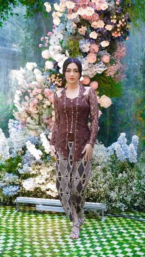 Potret Cantik Celine Evangelista Pakai Kebaya Jawa dengan Bordir Nama Sendiri di Belakang