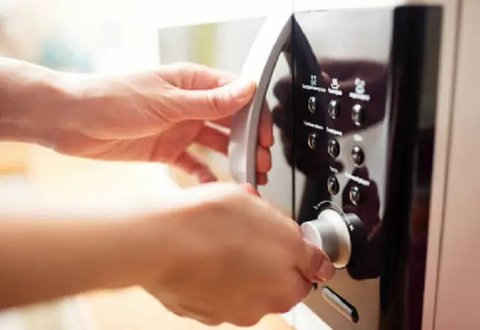 Trik Mengolah Kerupuk Renyah dan Rendah Kalori di Microwave