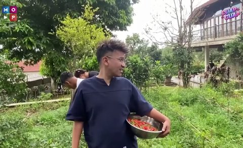 Ruben Onsu Coba Berkebun, Baru Saja Panen Cabai yang Segar