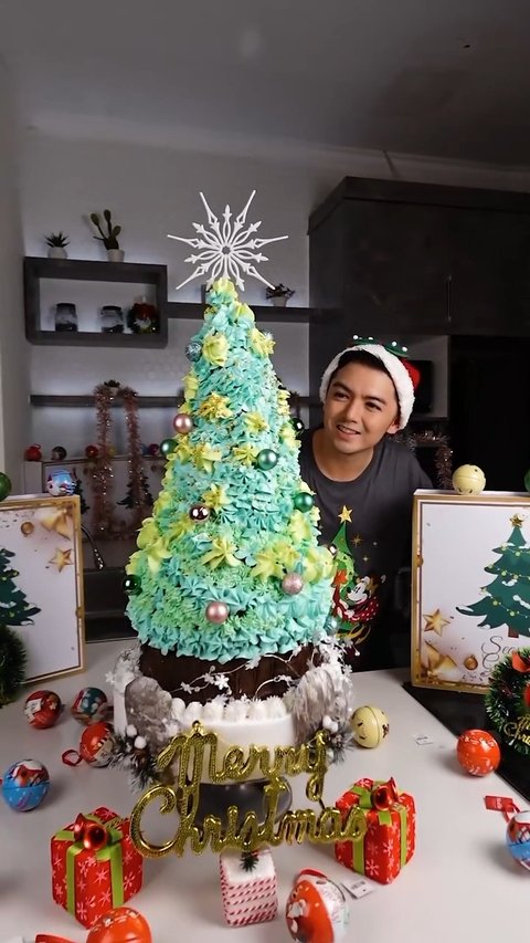 Nicky Tirta Tunjukkan Keahlian Membuat Kue Pohon Natal Besar, Netizen Kagum