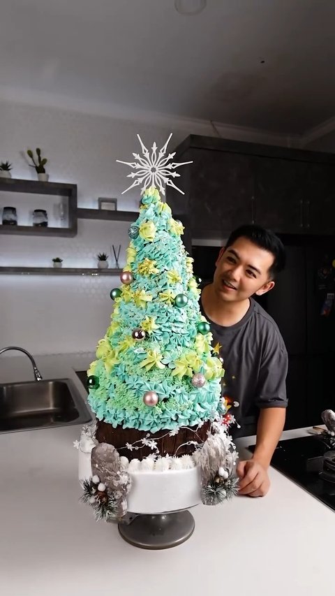 Nicky Tirta Tunjukkan Keahlian Membuat Kue Pohon Natal Besar, Netizen Kagum