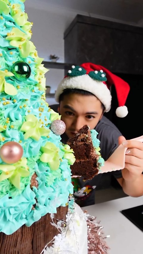 Nicky Tirta Tunjukkan Keahlian Membuat Kue Pohon Natal Besar, Netizen Kagum