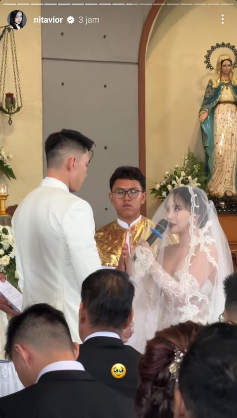 Vior Menangis Haru Saat Mengucap Janji Setia pada Vincent Kosasih di Pemberkatan Nikah