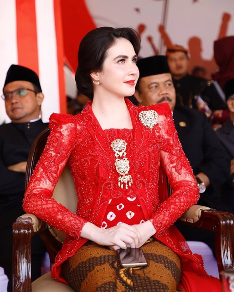 Cantik Bak Bidadari, Tampilan Arumi Bachsin Kenakan Kebaya Merah Banjir Pujian