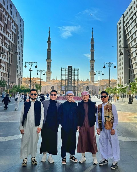 Intip Kekompakan Teuku Wisnu, Rizal Armada, Dude Harlino & Arie Untung Foto Bareng di Gurun Ala Boyband Bikin Cover Album