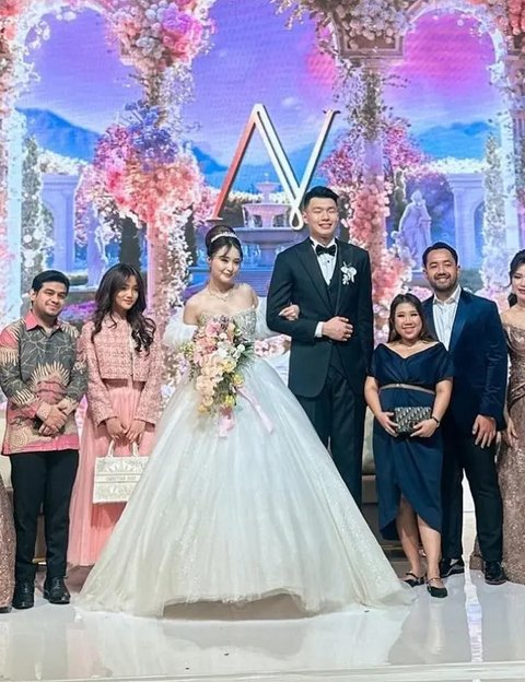 Dereta Tamu Artis di Resepsi Pernikahan Nita Vior dan Vincent Kosasih, Foto Bareng Kiky Saputri Jadi Sorotan