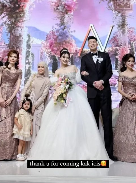 Dereta Tamu Artis di Resepsi Pernikahan Nita Vior dan Vincent Kosasih, Foto Bareng Kiky Saputri Jadi Sorotan