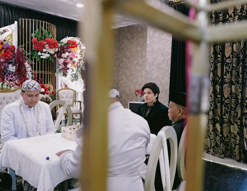 Tampil dengan Jas Formal Tanpa Kacamata Hitam, 7 Potret Atta Halilintar Jadi Saksi Pernikahan Karyawannya