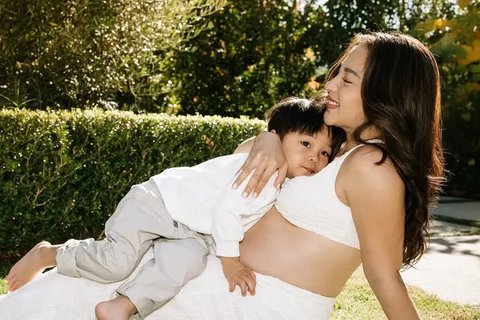 6 Potret Maternity Shoot Nikita Willy di Luar Negeri, Tampak Makin Glowing, Elegan dengan Crop Top dan Baju Transparan