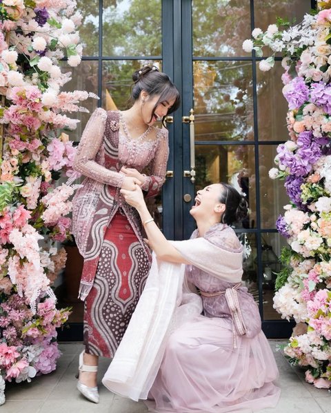 Potret Cantik Fuji di Acara Tunangan Frans Faisal dan Indah, Elegan Dalam Balutan Kebaya Ungu Ramai Dipuji