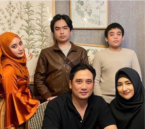 7 Potret Omar dan Keanu Anak Kembar Cindy Fatikasari di Usia 21, Tampilan Menawan Penuh Pesona