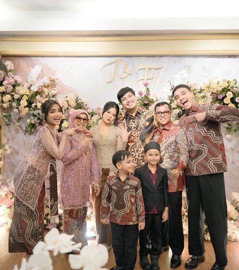 Tampilan Fuji di Pertunangan Frans Faisal dan Indah Tri Pertiwi Bikin Salfok, Elegan Kenakan Kebaya Ungu