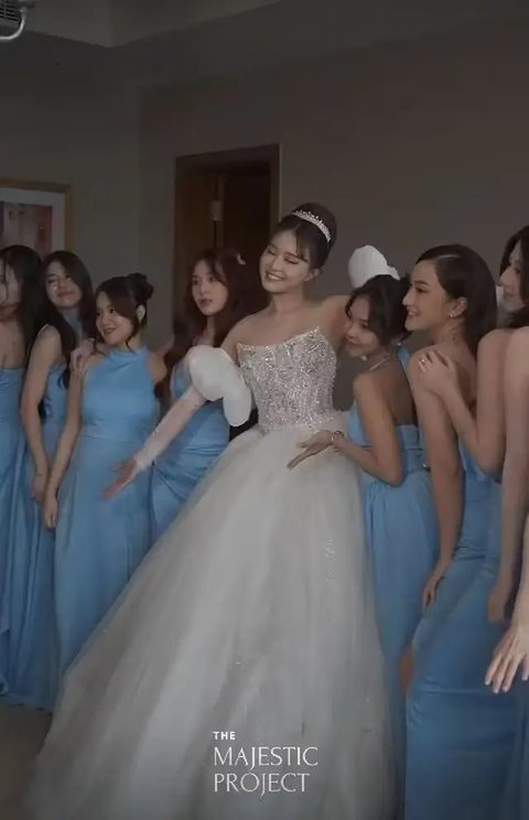 8 Potret Kecantikan Ewkharis saat Jadi Bridesmaid Pernikahan Nita Vior Meski Sedang Hamil Tua