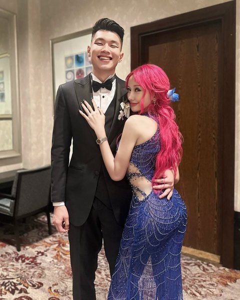 Tampil Mencolok di Pernikahan Vincent-Vior, Ini Potret Lucinta Luna dengan Rambut Pinknya