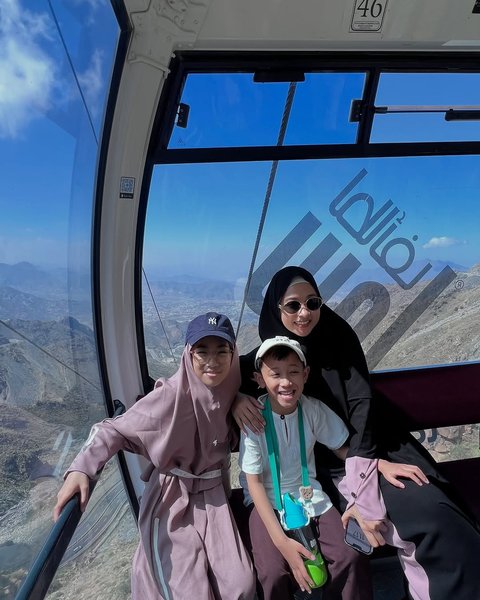 5 Potret Tampilan Poppy Bunga yang Umrah Bareng Anak, Family Goals