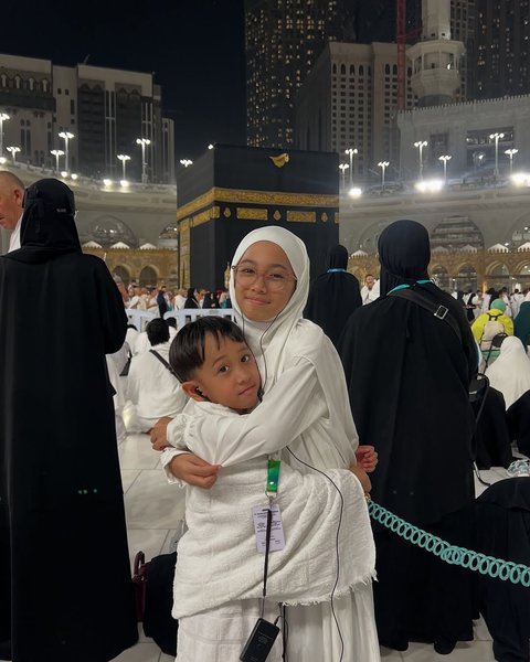 5 Potret Tampilan Poppy Bunga yang Umrah Bareng Anak, Family Goals