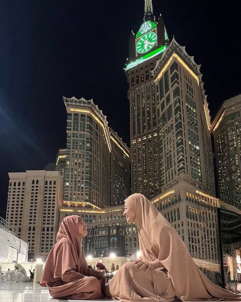 5 Potret Tampilan Poppy Bunga yang Umrah Bareng Anak, Family Goals