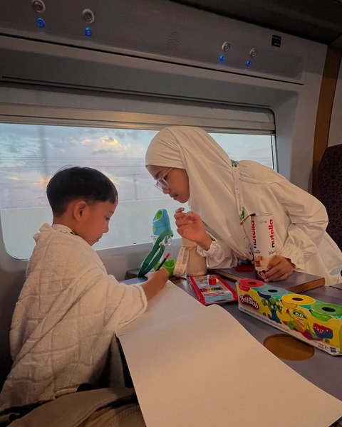 5 Potret Tampilan Poppy Bunga yang Umrah Bareng Anak, Family Goals