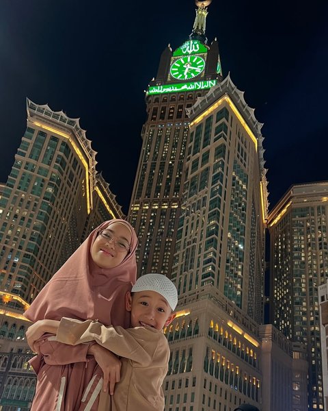 5 Potret Tampilan Poppy Bunga yang Umrah Bareng Anak, Family Goals