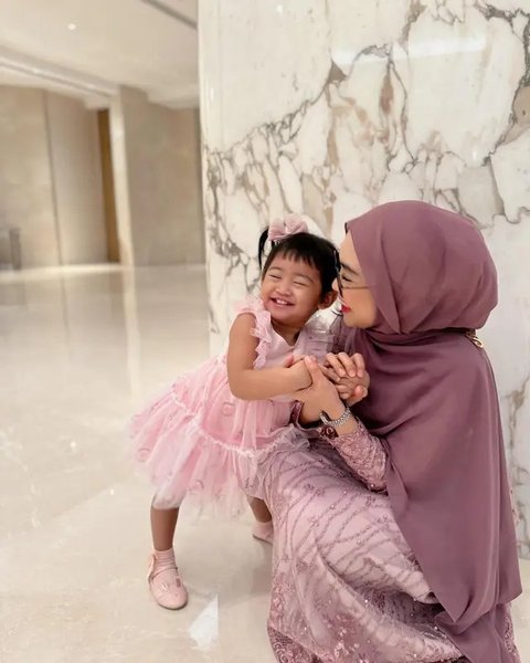 Ria Ricis Berencana Menambah Anak, Berikut 7 Foto saat Merawat Moana Sendirian