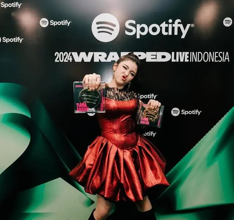 8 Tampilan Menawan Para Musisi Wanita Hadiri Acara Spotify Dibalut Gaun Buatan Lokal, Jadi Sorotan