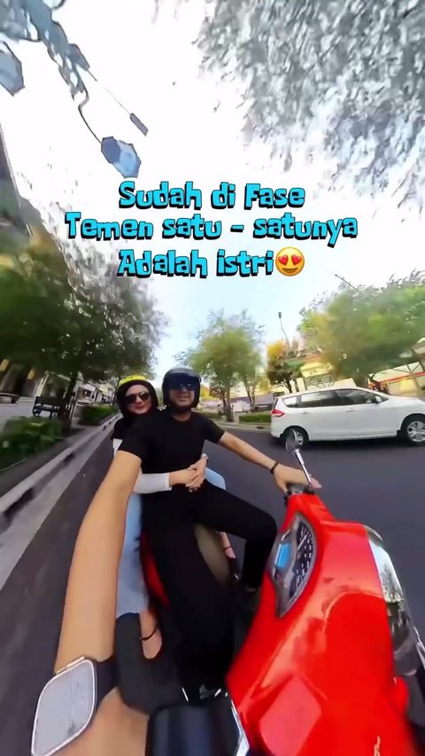 Momen Romantis Sonya Fatmala Peluk Hengky Kurniawan dari Belakang saat Diajak Keliling Jogja Naik Motor Vespa