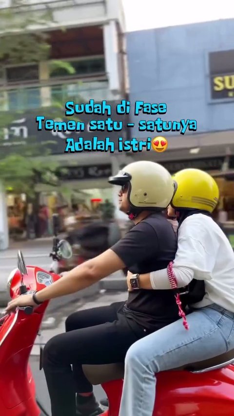 Momen Romantis Sonya Fatmala Peluk Hengky Kurniawan dari Belakang saat Diajak Keliling Jogja Naik Motor Vespa