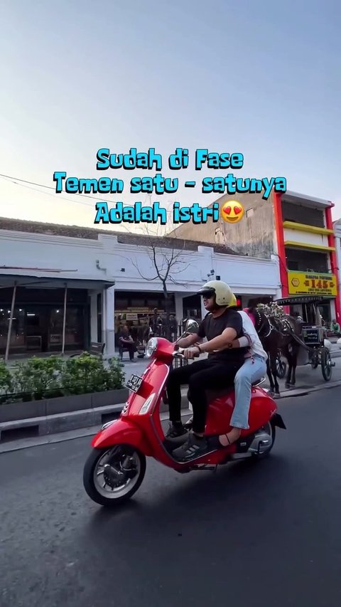 Momen Romantis Sonya Fatmala Peluk Hengky Kurniawan dari Belakang saat Diajak Keliling Jogja Naik Motor Vespa