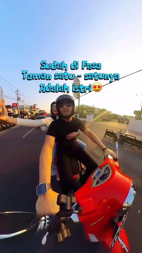 Momen Romantis Sonya Fatmala Peluk Hengky Kurniawan dari Belakang saat Diajak Keliling Jogja Naik Motor Vespa