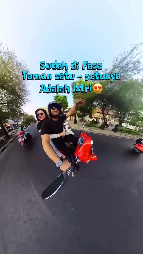 Momen Romantis Sonya Fatmala Peluk Hengky Kurniawan dari Belakang saat Diajak Keliling Jogja Naik Motor Vespa