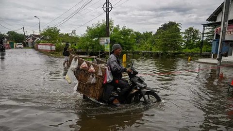 FOTO: Kondisi Banjir Parah Rendam Ratusan Rumah di Mojokerto, 2 Sekolah Terpaksa Diliburkan