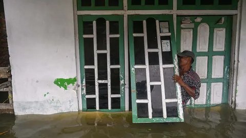 FOTO: Kondisi Banjir Parah Rendam Ratusan Rumah di Mojokerto, 2 Sekolah Terpaksa Diliburkan