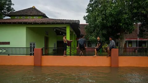 FOTO: Kondisi Banjir Parah Rendam Ratusan Rumah di Mojokerto, 2 Sekolah Terpaksa Diliburkan