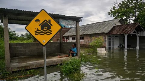 FOTO: Kondisi Banjir Parah Rendam Ratusan Rumah di Mojokerto, 2 Sekolah Terpaksa Diliburkan